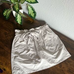 Athleta Stylish Belted, Ruffled Skyline Light Gray Skort